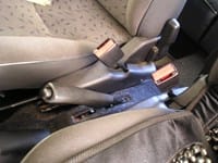 ¿Qué consecuencias puede tener manejar el coche con freno de mano puesto?