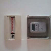 ¿Cómo cortar la corriente para cambiar la bombilla en una lámpara de techo?