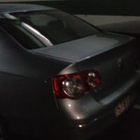 ¿Cómo se puede cambiar un amortiguador neumáticos del compartimento de carga de un coche v.w.passat del año 2007?