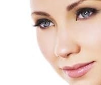 ¿Cómo puedo aclarar mi piel quemada por el sol?