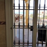 Como abrir una puerta corredera pvc con mecanismo roto la manilla gira loca y no hace funcionar el mecanismo