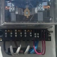 ¿Este contador eléctrico está puenteado?