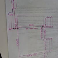 Revisión de plano de cercado eléctrico en construcción
