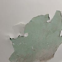 Pared pintura burbujas grandes que se levantan al tocarlas