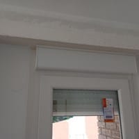 ¿ La ventana de la fotografía es de tipo Monobloque o hecha a medida ?