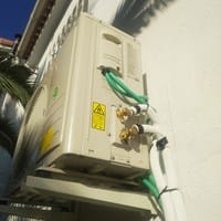 Goteo agua maquina exterior aire acondicionado