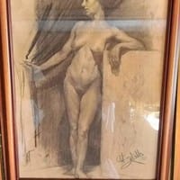 Alguien puede valor estos dibujos al carbon antiguos, ¿La talla de madera y la botellita de cristal?