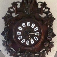 Antiguo reloj de pared que puede tener más de 100 años, ¿Tiene algún valor?.