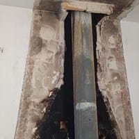 Asear pared y techo junto a la estufa de leña
