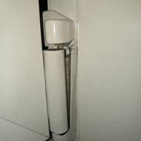 Se ha roto la bisagra inferior de ventana de aluminio oscilo batiente