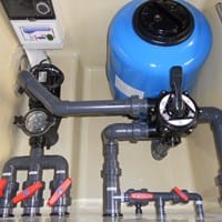 Cuando filtro la piscina apago la bomba me sale agua por el skimmer,cual puede ser el problema?