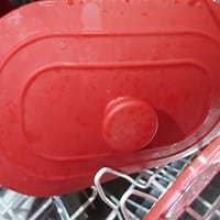 ¿Por qué mi lavavajillas deja los plásticos y la goma blancos y pegajosos?