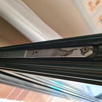 Manilla ventana oscilo gira con falsa maniobra pero no al apoyarla en marco