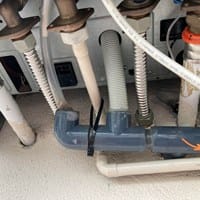 ¿Con qué puedo tapar esta gotera de la caldera de gas?