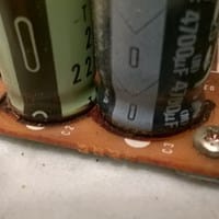 ¿Esto es fuga de electrolito o pegamento? (Condensadores)