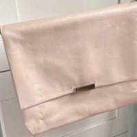 ¿Como quitar marcas por presion en un bolso de piel?