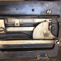 Tengo aparador antiguo, quien me lo entregó, me dijo que era del siglo XIX, Bombé contra Bombé, ¿Será original y cuanto costará?