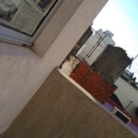 ¿Cómo puedo colocar una reja diferente, de manera legal, sin afectar la estética del edificio?