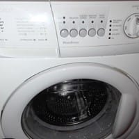 Por que mi lavadora coje y tira agua pero no mueve el motor en ningun programa?