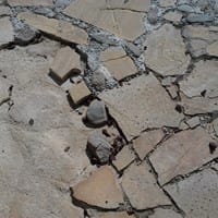 ¿Qué material debo usar para un suelo de piedra tipo cantos rodados?