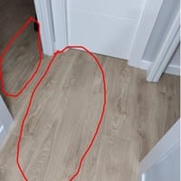 Suelo laminado abombado al fondo del pasillo