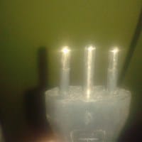 Porque una clavija trae 3 patas y solo 2 cables no entiendo eso