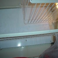 ¿Adonde atornillo el cañito plateado del termostato a la evaporadora de la heladera?