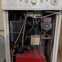 ¿Puedo apagar la bomba de la calefacción al detenerse el quemador por el termostato?