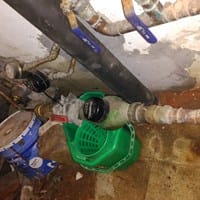 Acometida agua. Entrada de agua a contador comunitario tubo super estrecho, y tubo de salida muchísimo más ancho.