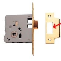 La puerta blindada no cierra bien