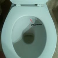 Pequeña fuga de agua en inodoro