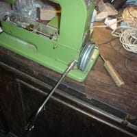 ¿Cómo colocar esta trabita en la rueda de maquina de coser Elna?