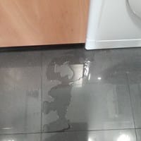 Lavadora nueva pierde agua por debajo