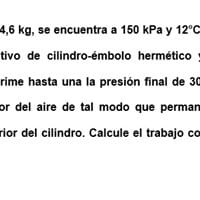 Una masa de aire de 4,6 kg, se encuentra a 150 kPa y 12°C y está confinada dentro de un dispositivo de cilindro-émbolo herméti