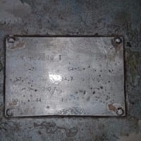 ¿Cuáles son los datos que pueden ver en la placa de esta bomba de agua? Foto