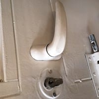 Como cambiar pomo de puerta exterior