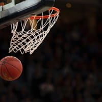 ¿Cuáles son las habilidades técnicas ofensivas que se desarrollan en básquetbol?