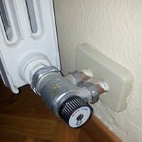 ¿Dónde está el detentor en esta llave monotubo?