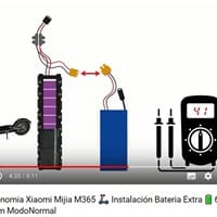 Cargar batería patinete por los cables de descarga