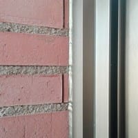 ¿Podría entrar aire al falso techo y de allí a las rejillas por aquí?