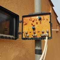 ¿Cómo puedo unir señales de SAT y TDT en una instalación de una vivienda unifamiliar?