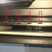 Impresora HP Deskjet 5525 manda error de carga de papel, aunque la bandeja tiene papel