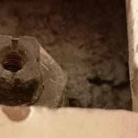 Llaves de cuarto húmedo en baño inacabadas
