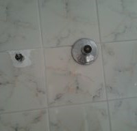 Sale muy poca agua fría - cuarto de baño