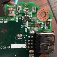 Corto en motherboard de portátil