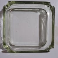 ¿La curvatura del láser al salir del cristal se debe a que el medio en el que incide no es homogéneo?