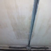 Como debo pintar una pared afectada por una gotera