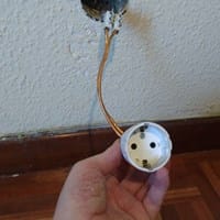 Tengo un enchufe que no funciona aunque el buscapolos se ilumina