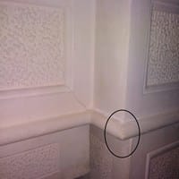 Grietas en chimenea de salón