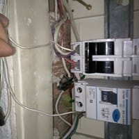 Cuál es el cable a tierra en este cuadro eléctrico?
